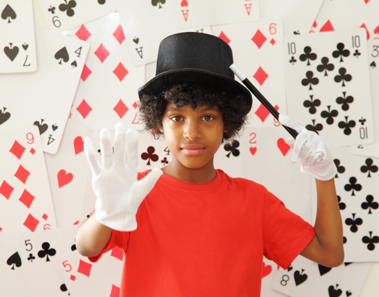 Jeune garçon déguisé en magicien.