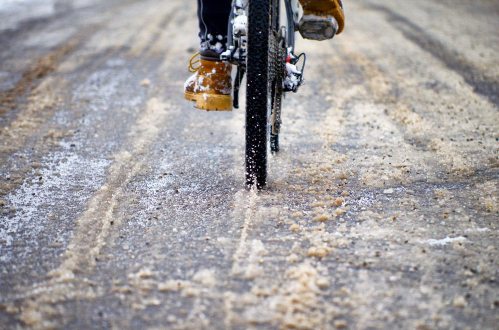 Roue de vélo sur une chaussée d'hiver. 